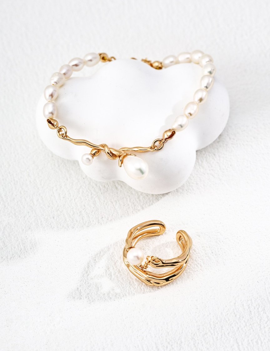 Adjustable freshwater pearl bracelet