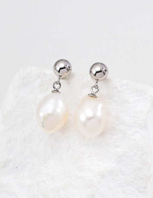 Baroque pearl earrings in platinum
