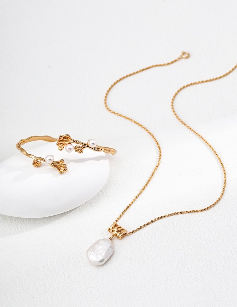 Baroque pearl pendant necklace in vintage gold