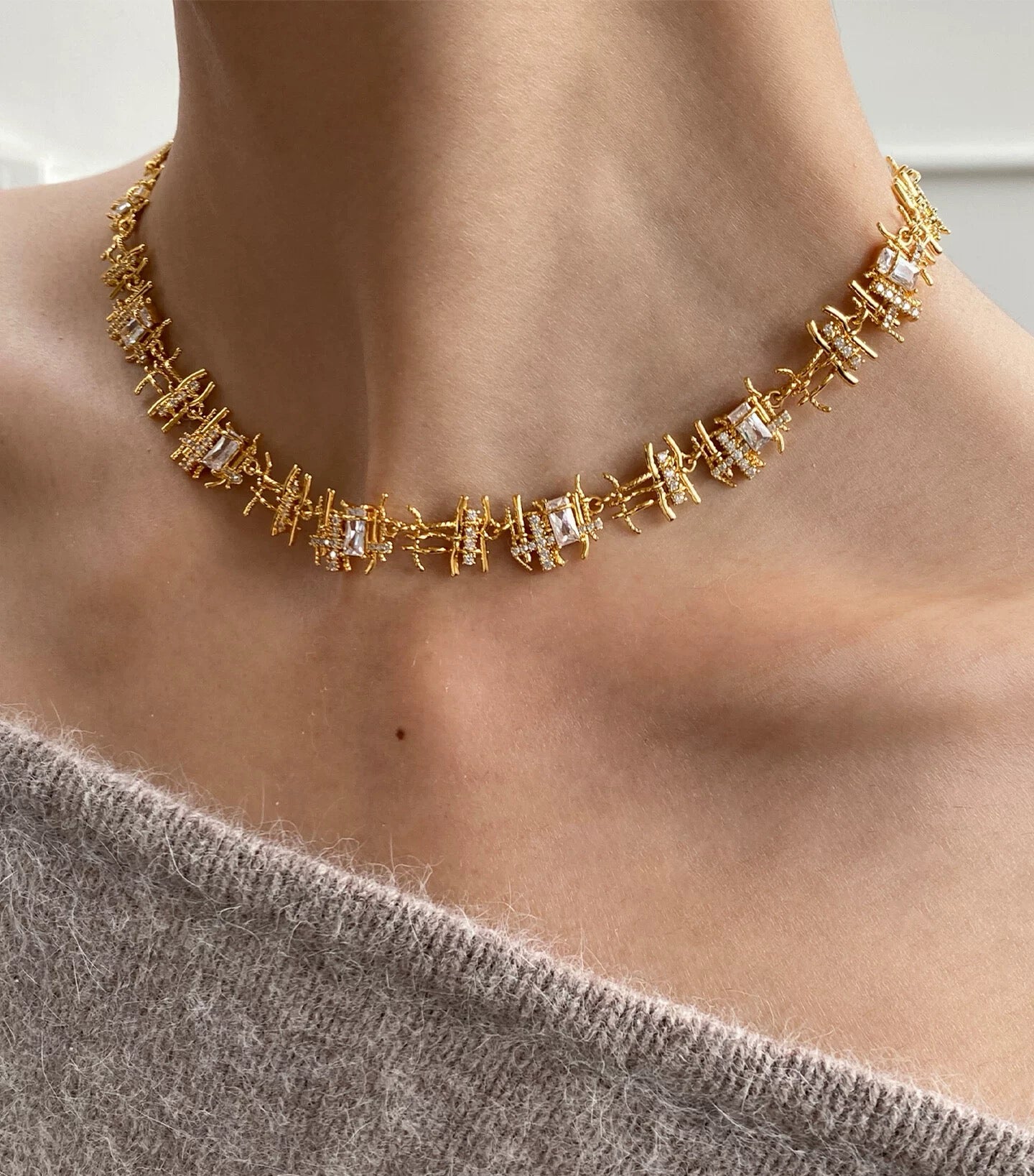 Collarbone chain necklace in gold tone
