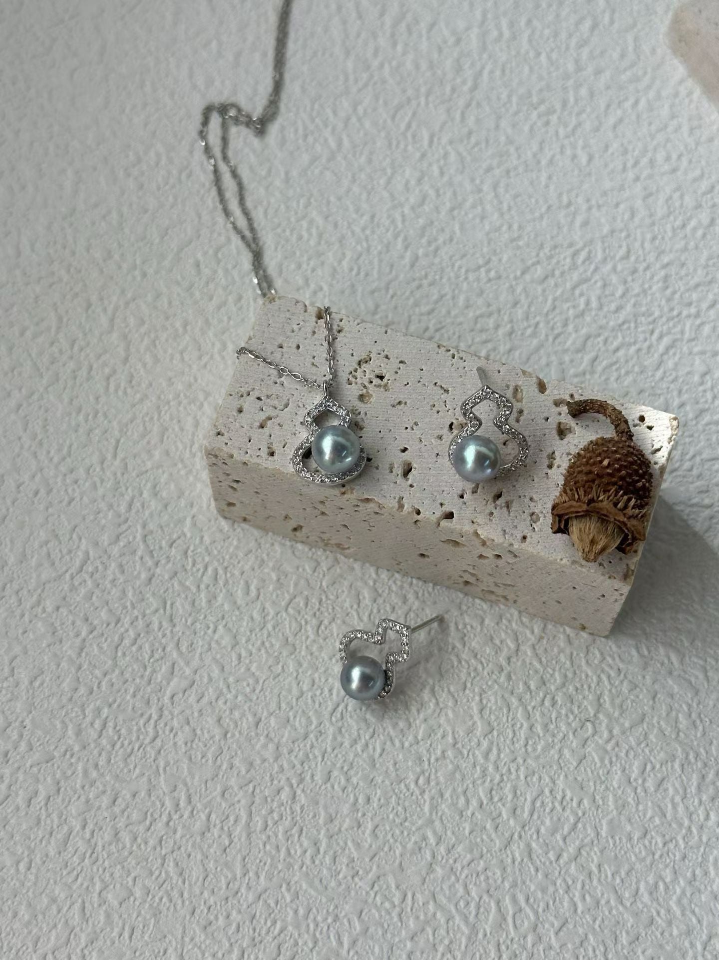 Elegant Hulu pearl necklace