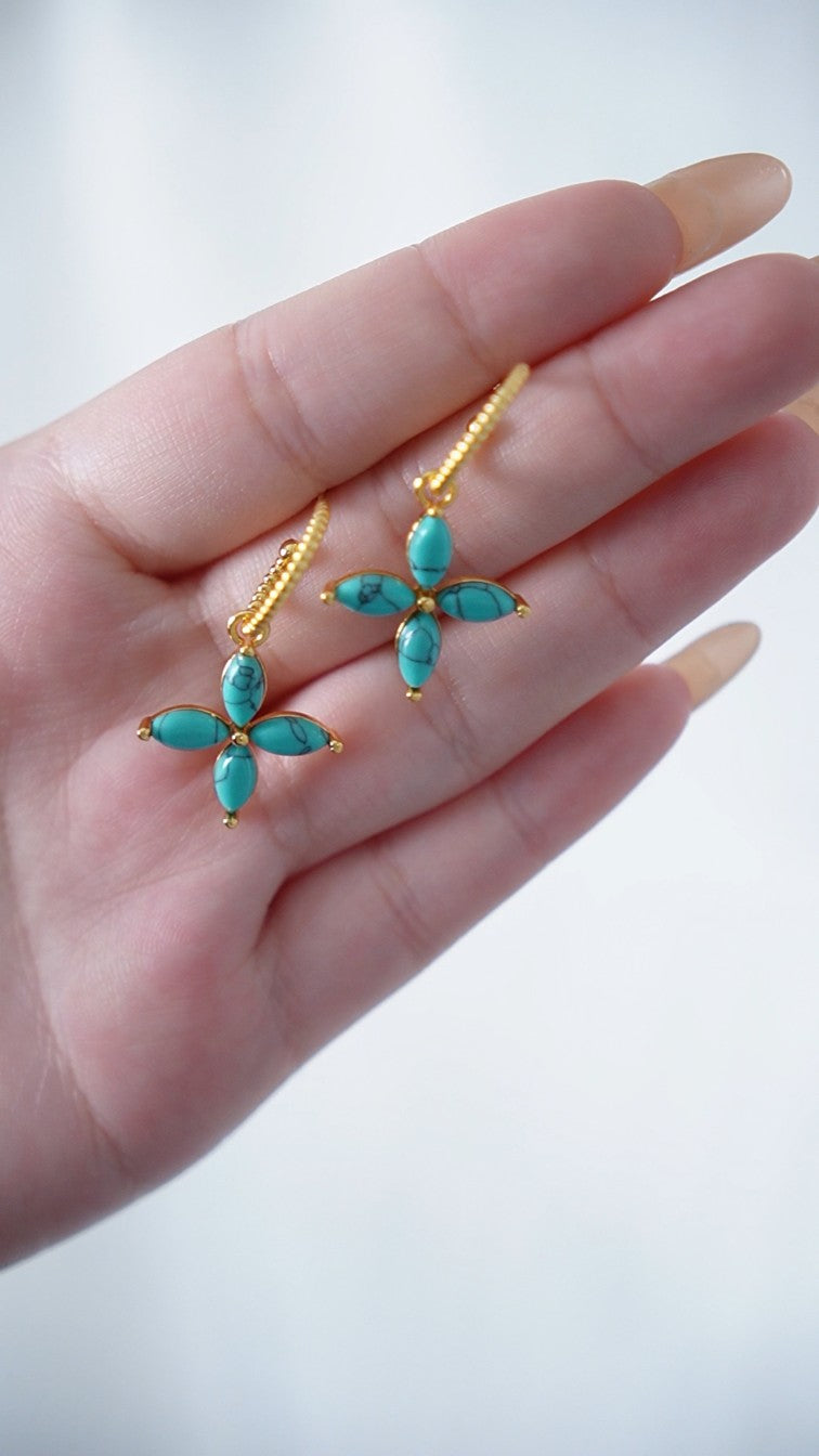 Elegant clover stone earrings in gold
