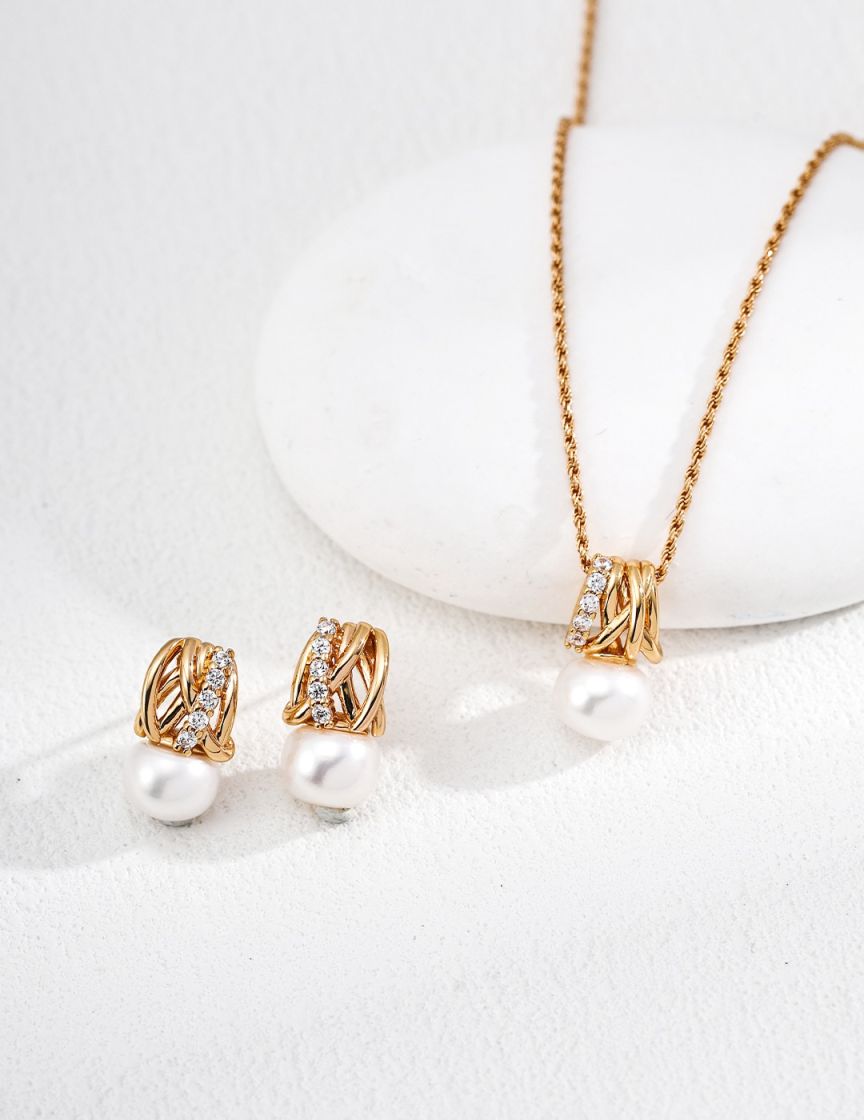 Elegant pearl and zirconia necklace
