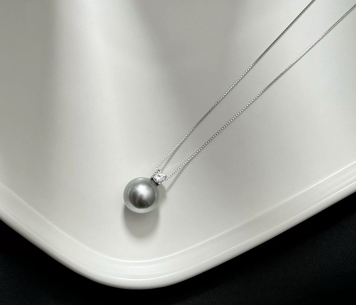 Elegant white pearl pendant necklace