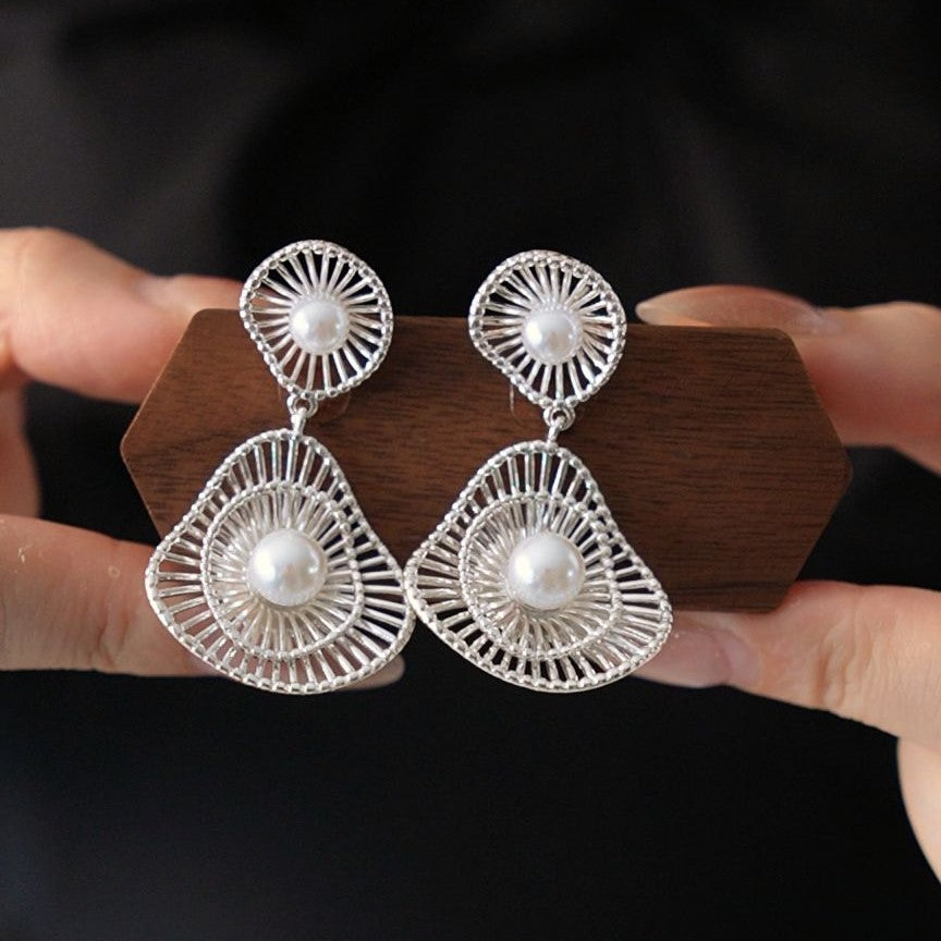 French retro hollow pearl earrings