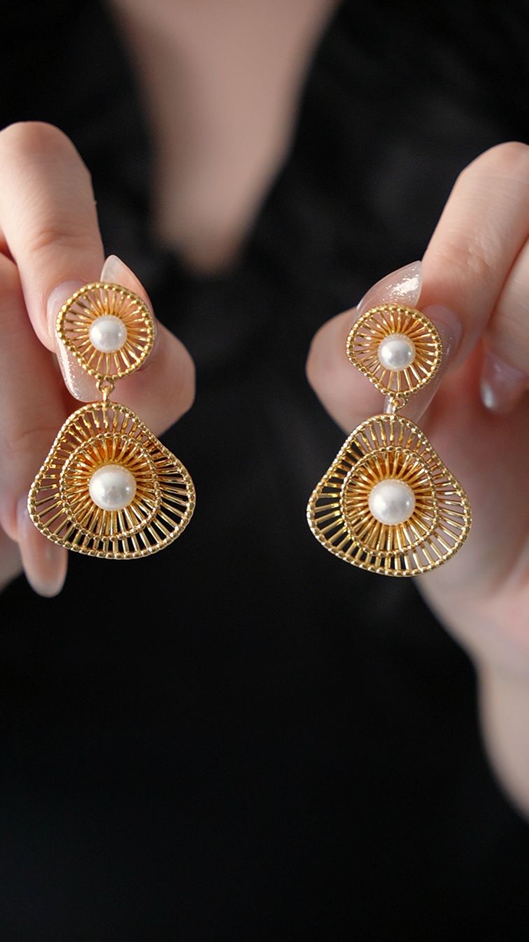 Hollow pearl drop earrings in gold