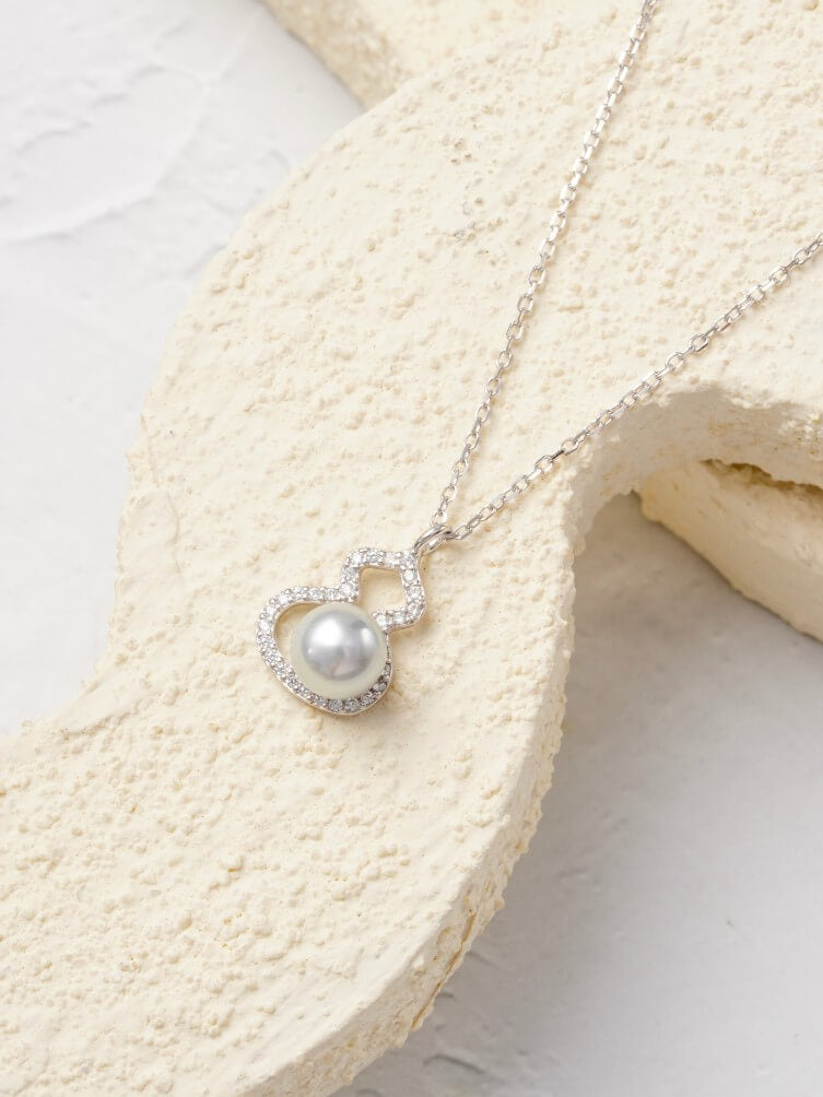 Lucky pearl necklace in sterling silver