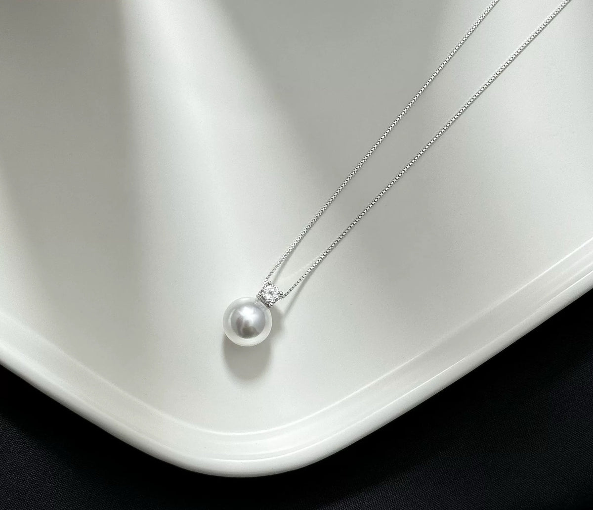 Madoka white pearl necklace in silver