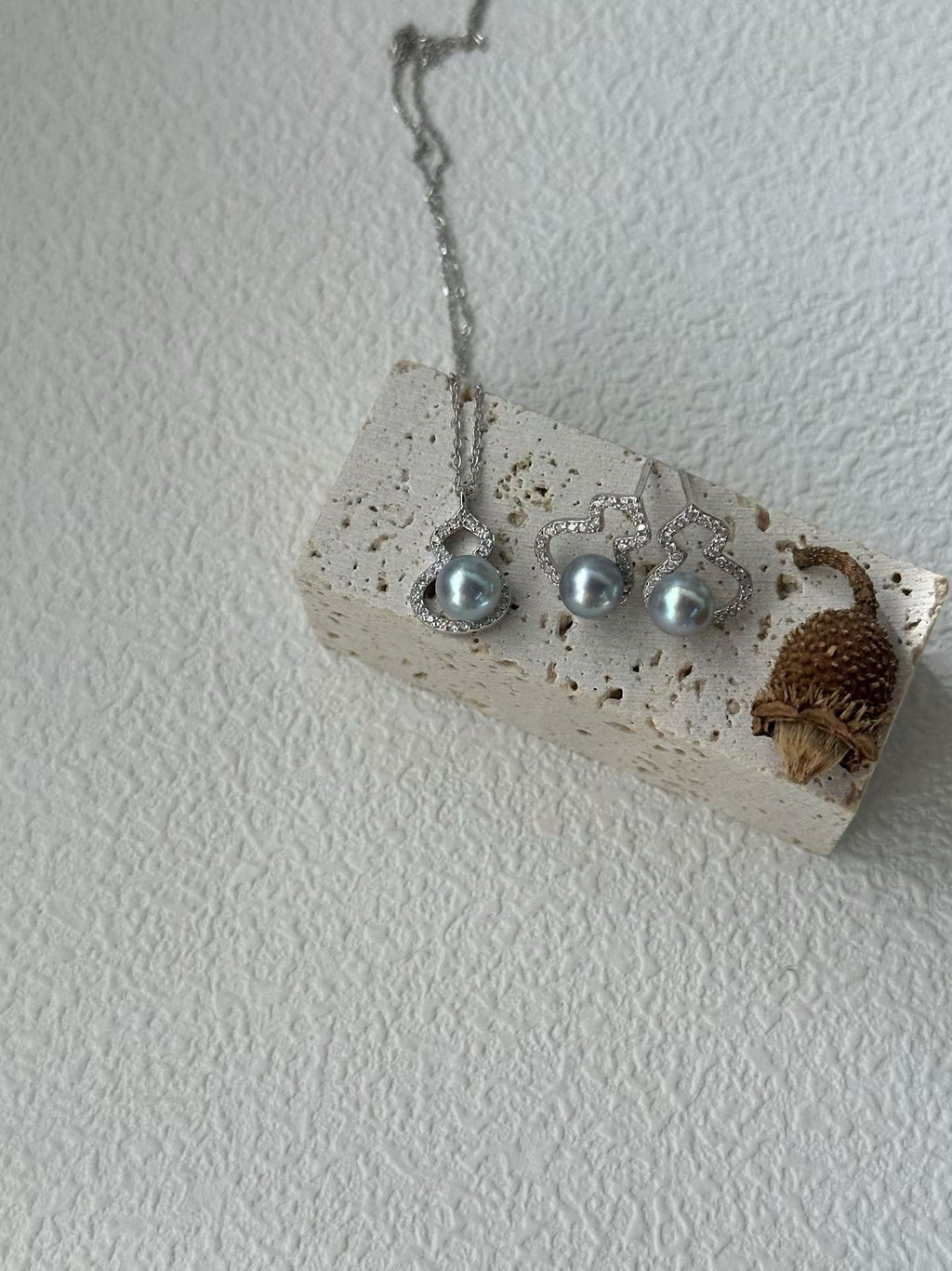 Minimalist lucky pearl necklace