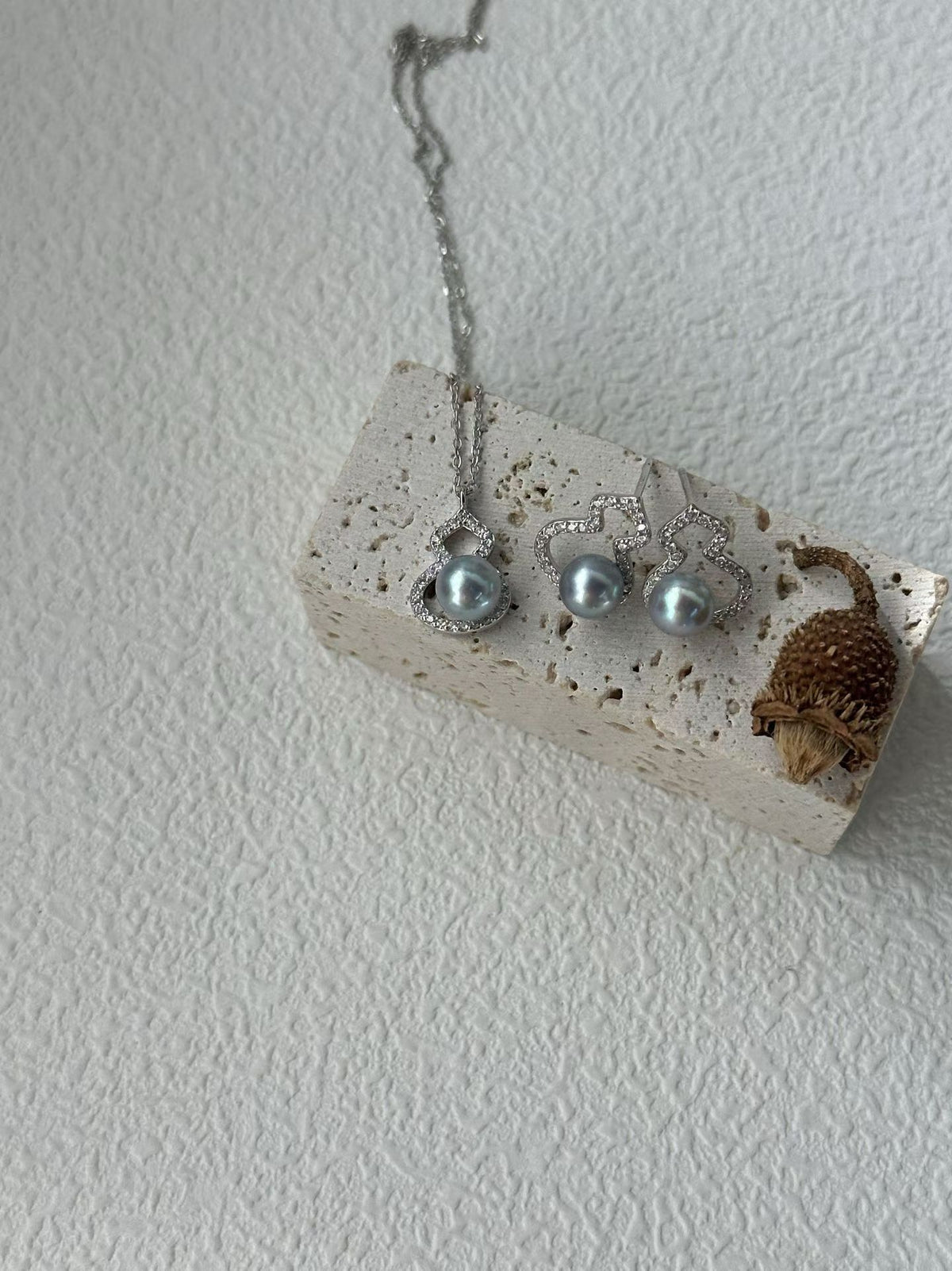 Minimalist lucky pearl necklace