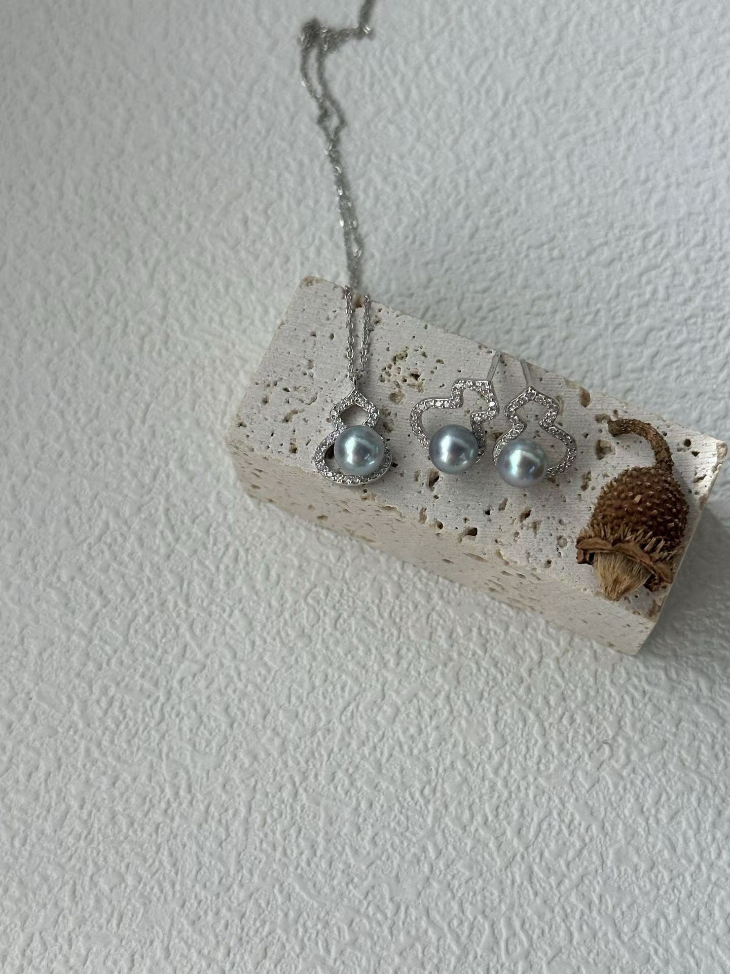 Minimalist lucky pearl necklace