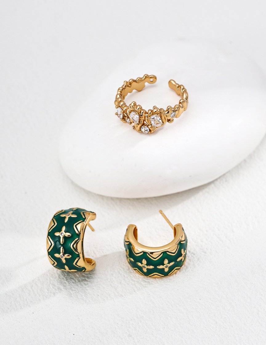 Modern zircon ring in vintage gold