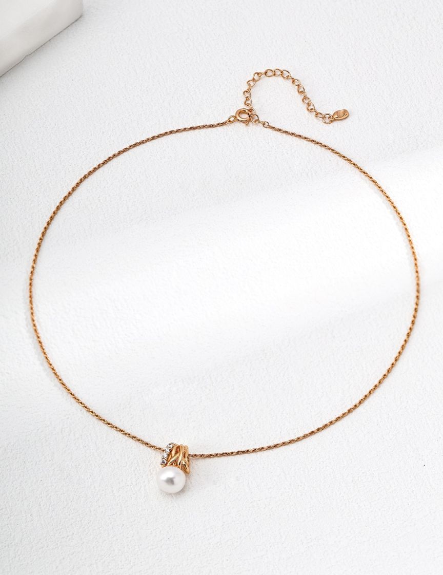Pearl pendant necklace with zirconia