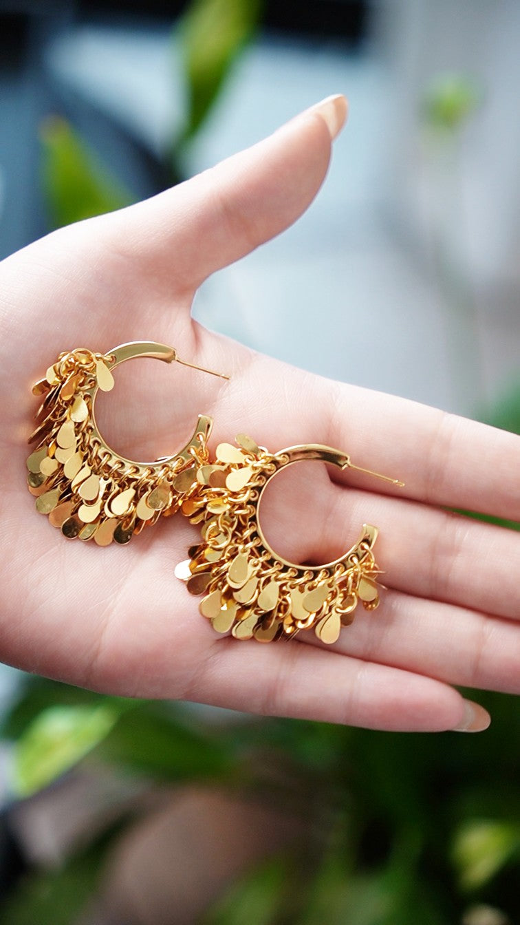 Retro statement hoop earrings in gold