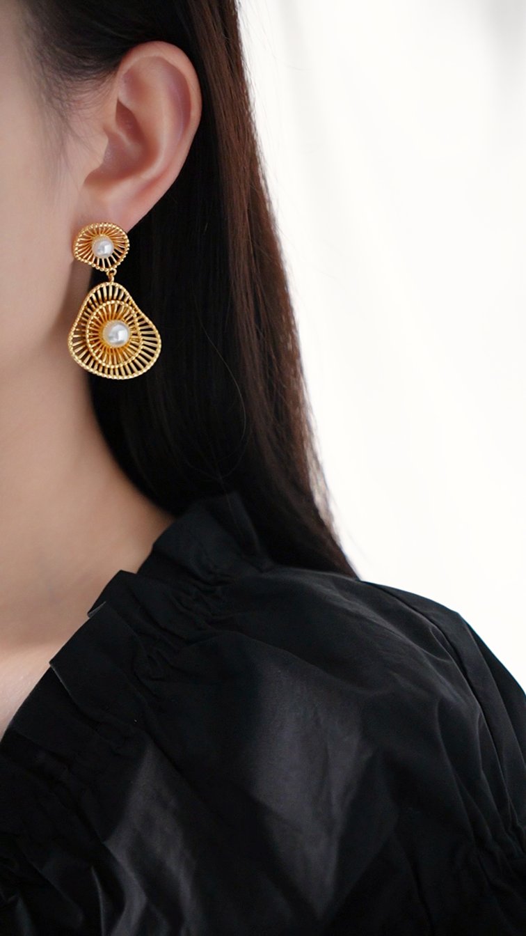 Sculptural pearl earrings in gold
