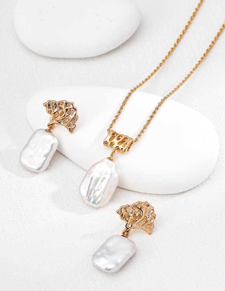 Square pearl necklace with vintage style