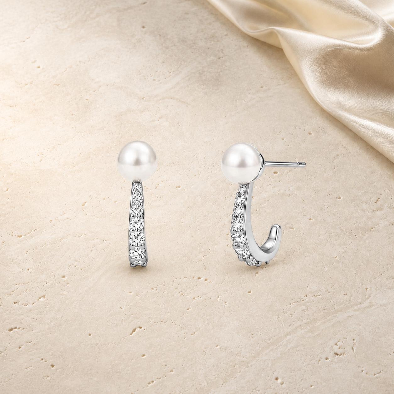 Lumière Pearl Earrings in silver with clear stones