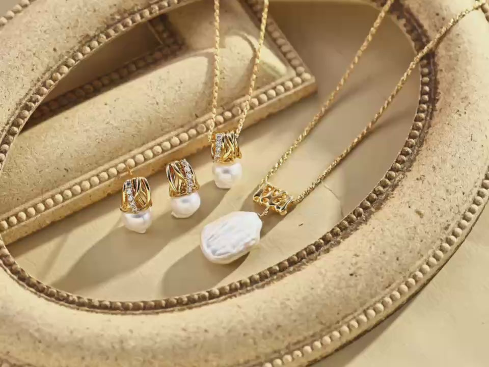 Irregular baroque pearl necklace in gold